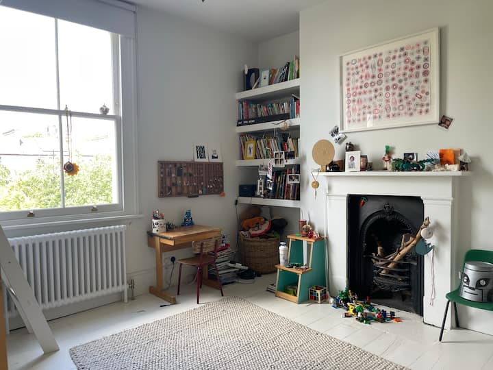 חדר ילדים מבוגר יותר עם מיטת קומותיים.