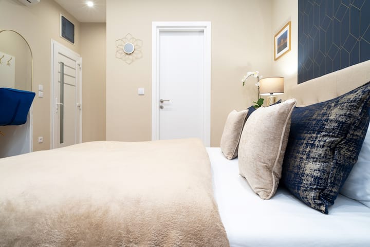 Легло тип Куин (160 смx 200 см) с Wellpur Gold+ матрак с памет
2 x скрин
Звукоизолирани стени за комфорт
1000Mbit Wi - Fi
Климатик (Фишър)
32" FHD TV + Netflix
Главен вход (закачалки за палто, голямо дизайнерско огледало)
Вход към банята