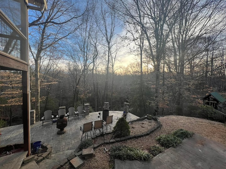 Yadkin Creekside Getaway Houses for Rent in Hamptonville, North