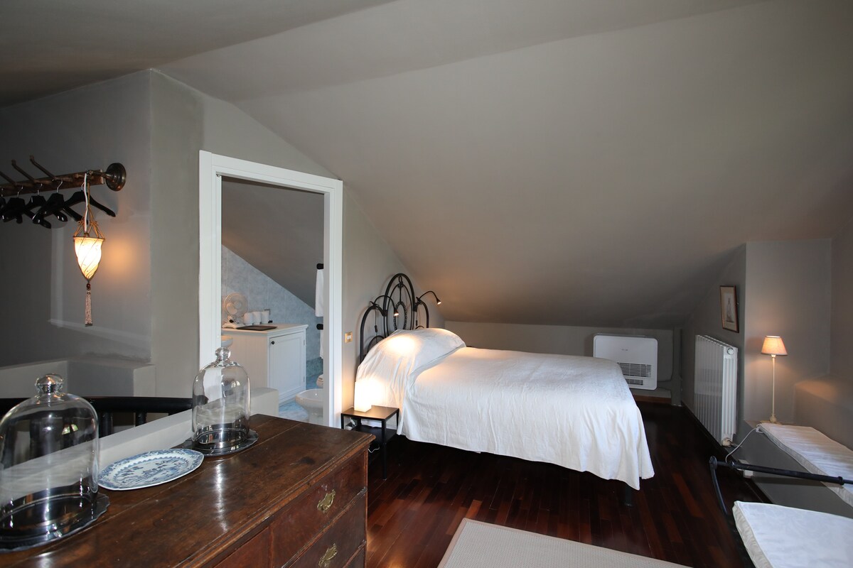 Spavaća soba u gornjem dijelu sa zasebnom kupaonicom