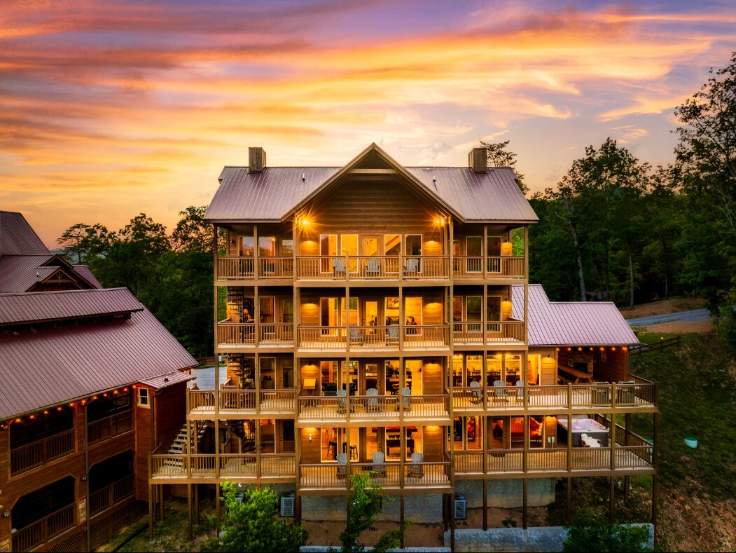 8 Bedroom/Pool/Game Room/Hot Tub - Cabins for Rent in Sevierville