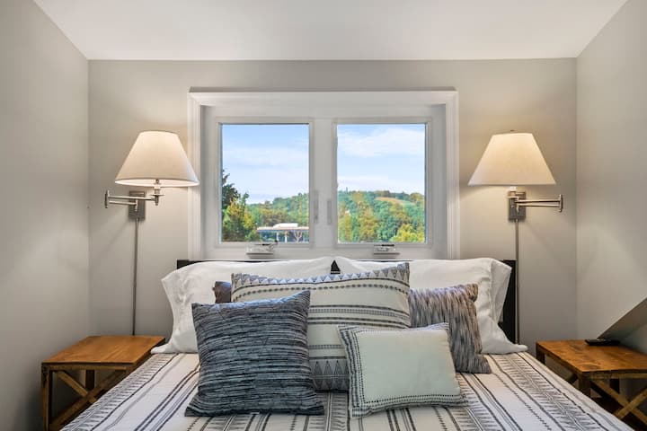 Master Bedroom - With a queen Bed