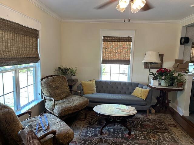 Cute 40s Cottage w/ Pool and huge fenced backyard. gallery image 4