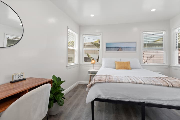 غرفة نوم بسرير بحجم كبير.