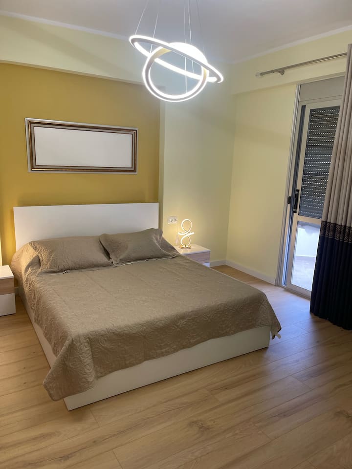 استرخ في غرفة النوم الهادئة. تتميز الغرفة بإضاءة حديثة ونافذة كبيرة تسمح للضوء الطبيعي بملء المسكن. شرفة خاصة للاستمتاع بالهواء النقي والإطلالة. غرفة النوم المريحة والأنيقة هذه مثالية للراحة في بيئة مشرقة وجيدة التهوية.