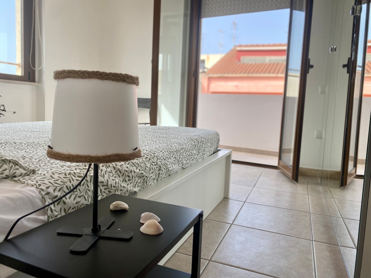 Chumba cha kulala chenye ufikiaji wa kitanda cha ukubwa wa kifalme kwenye roshani