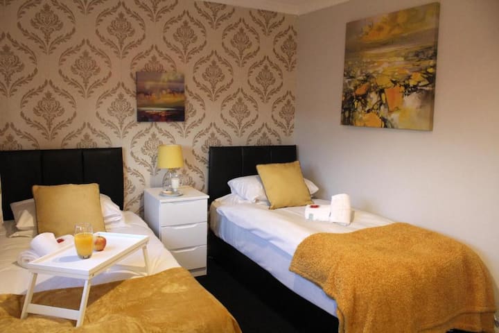 Оваа спална соба е подготвена за релаксирачко утро со удобни двокреветни кревети и вкусен послужавник за појадок.