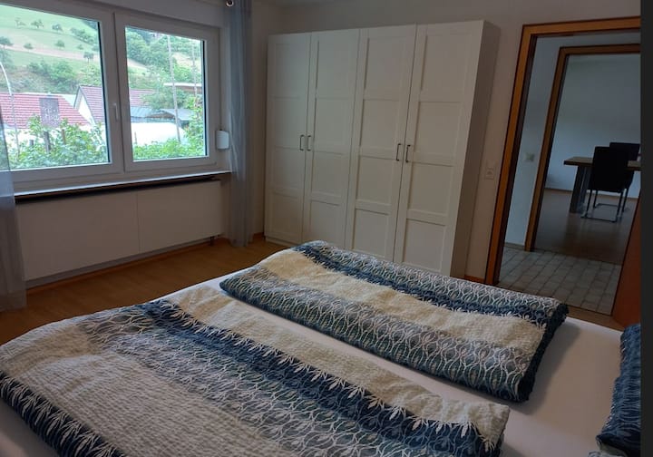 Kutija za spavaću sobu s pogledom na krevet s oprugama