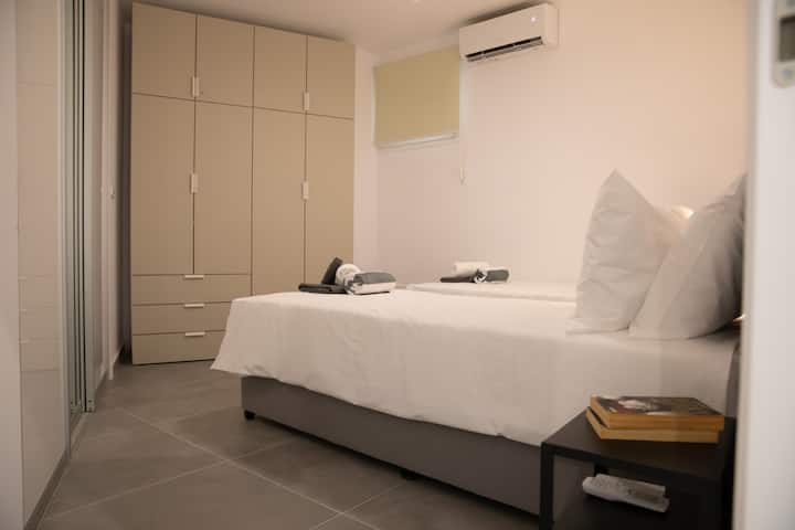 ห้องนอนที่ 2 (พร้อมฝักบัวและอ่างล้างหน้า)