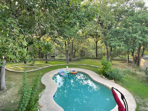Pool, 1 Acre, Cave, 5 Bedroom Oasis in S. Austin