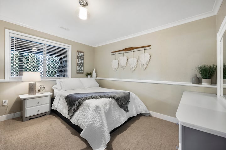 Ნათელი და ფართო საძინებელი სრულიად ახალი საწოლით, 50-დუიმიანი სმარტ-ტელევიზორითა და დიდი კარადით.