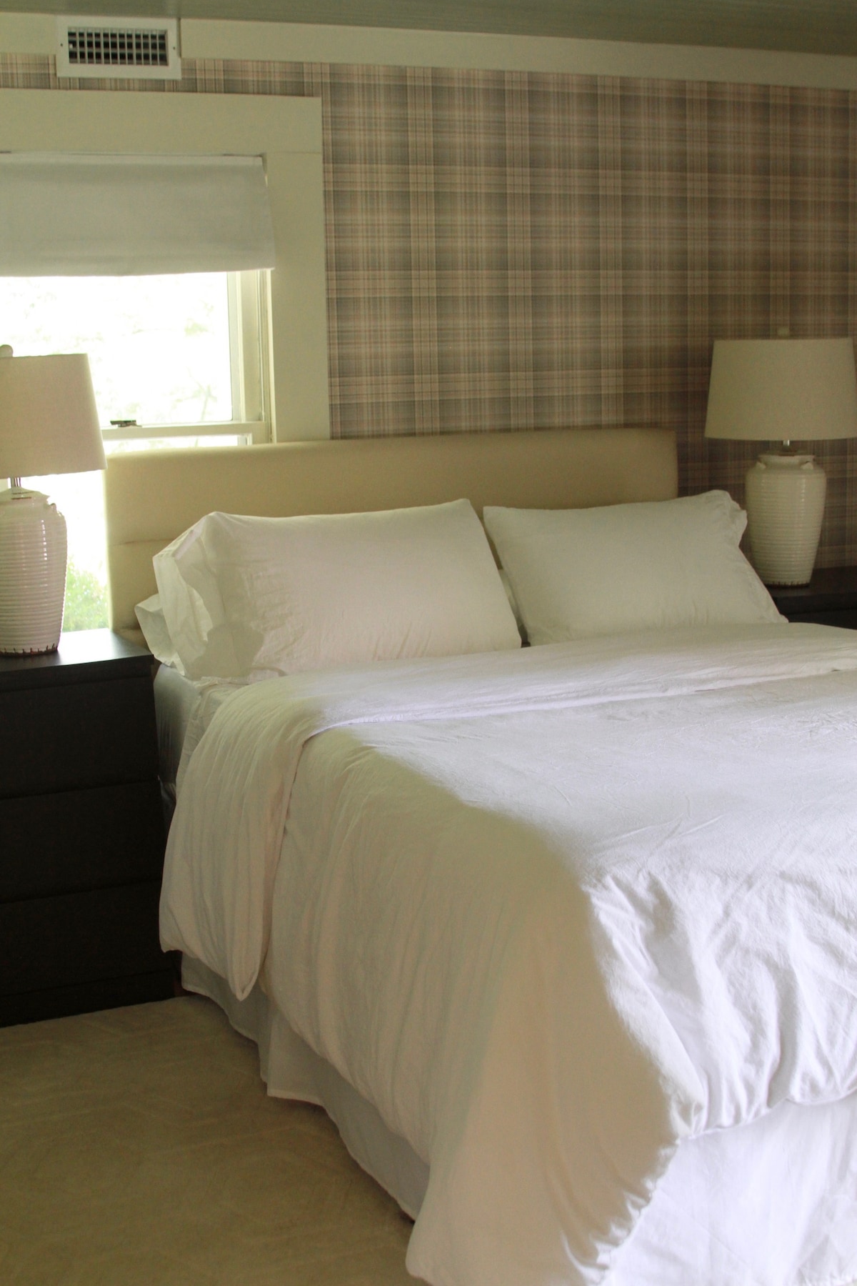 Dormitorio principal en la planta baja con cama tamaño queen.