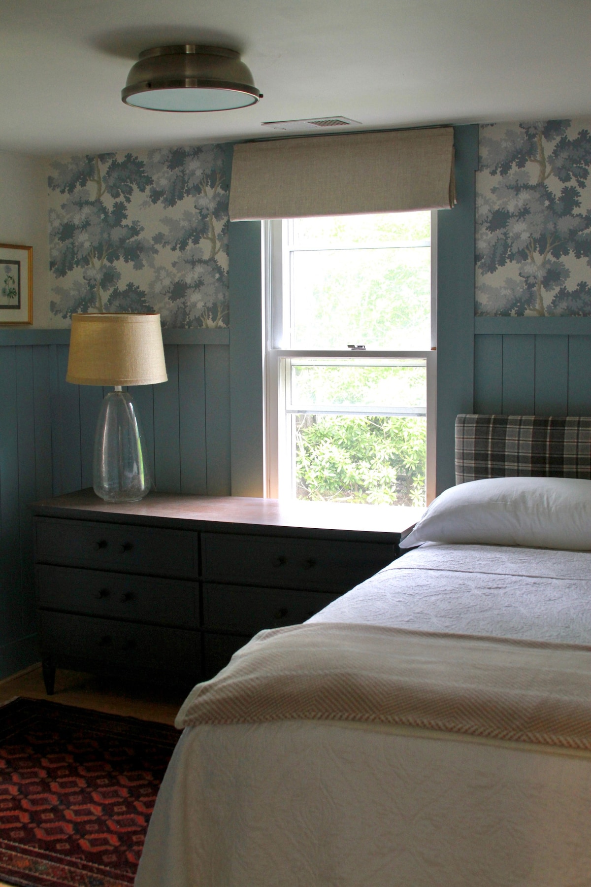 Habitación en la planta superior con cama tamaño queen y habitación para mochila