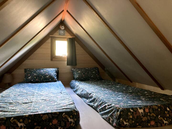 Mezzanine uključuje dva kreveta za jednu osobu