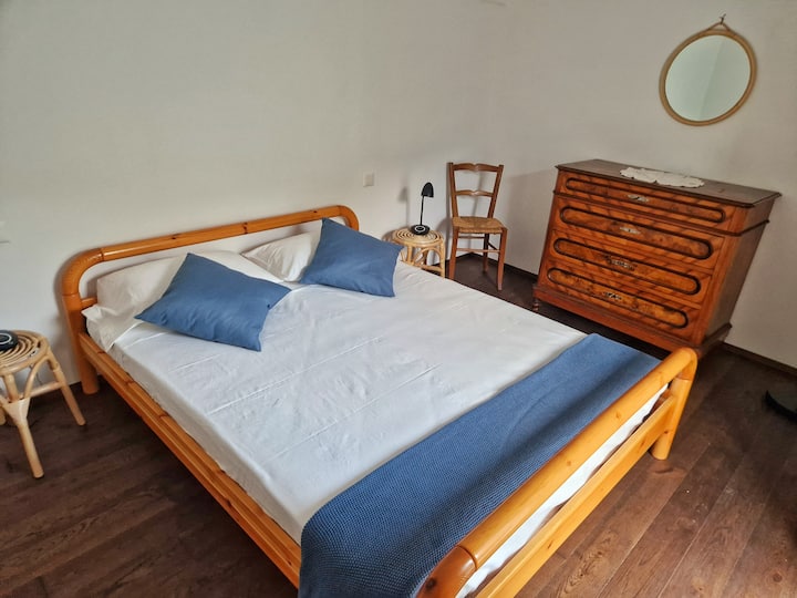 Dormitorio doble independiente con acceso a la gran terraza.