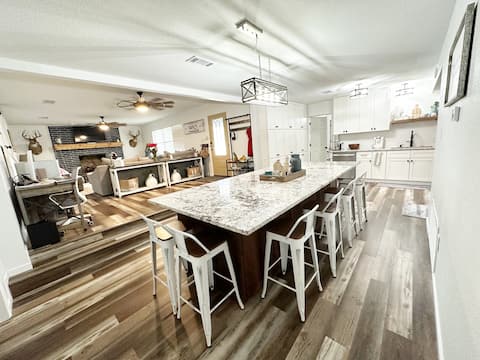 The Farmhouse: Lake Whitney (1500 feet) Hosts 18+