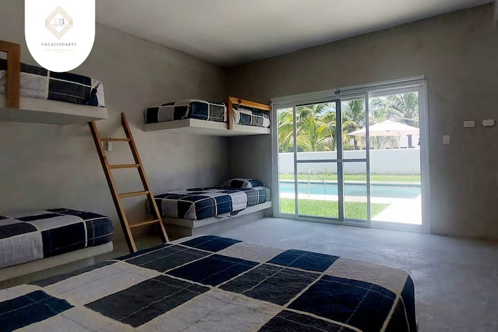 Chumba kinachoangalia bustani na bwawa. 