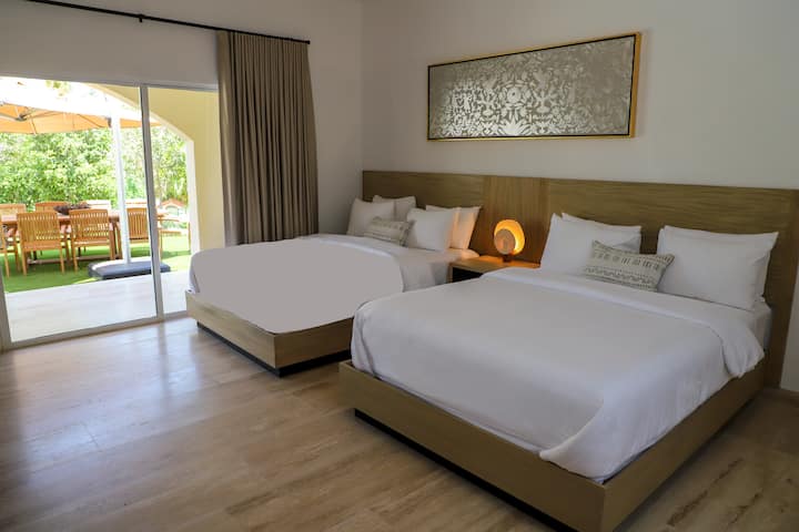 Ორადგილიანი საძინებელი 2 დიდი ზომის საწოლით და არაჩვეულებრივი ბაღითა და აუზით