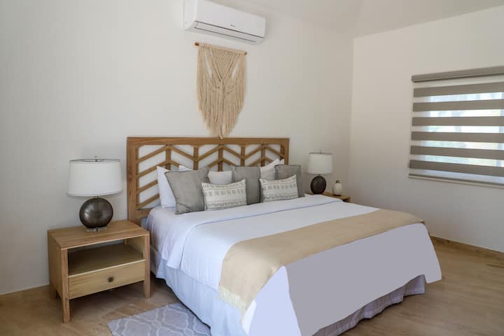 Მთავარი საძინებელი 3, დიდი ზომის საწოლით და მეორე სართულზე მდებარე კერძო ტერასით