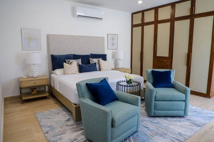 Ფართო მთავარი საძინებელი დასაჯდომი ადგილით