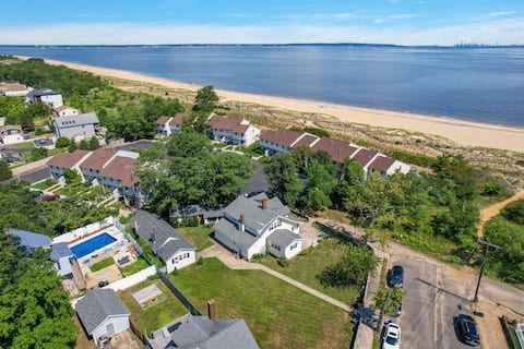 Beachfront 4BR | 30ft to Sand •Near Amusement Park