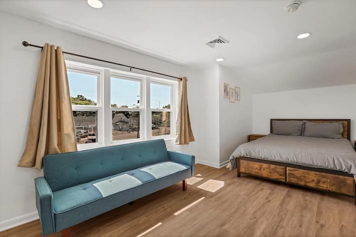 Საძინებელი 2 - დიდი საძინებელი დივნის გასაშლელი საწოლით