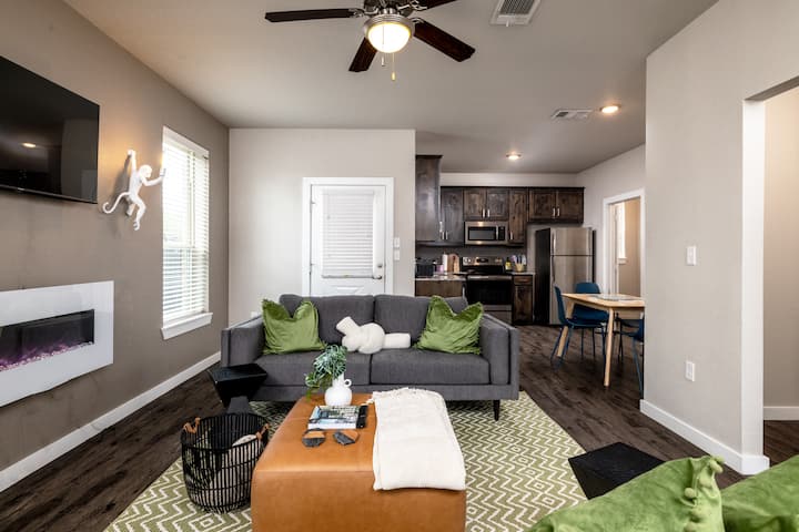 Near Unt + Downtown Square | Spacious Group Stay - Denton, TX