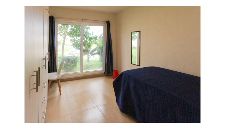 Secundaire kamer nummer 2 met eenpersoons individueel kangoeroebed. Verwarmd met kast en bureau