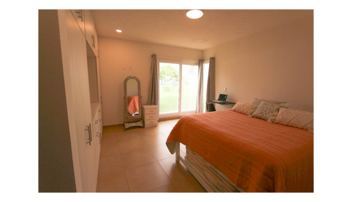 Hoofdslaapkamer met kangoeroebed (queensize bed). Verwarmd, met kast en opklapbaar bureau