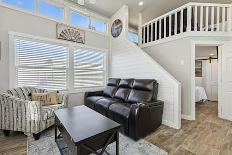 Inviting + Modern Tiny Lakehome