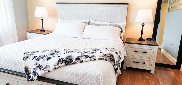 Vacker och rymlig Master Suite med dubbelsäng, lyxiga sängkläder och extra mjuk filt