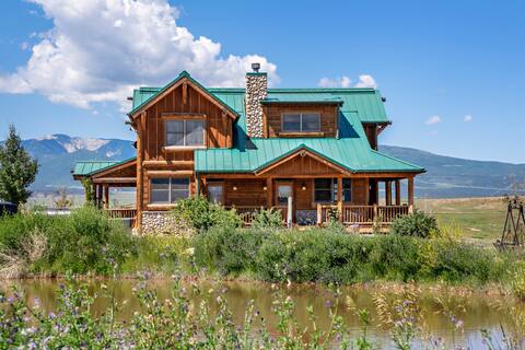 Hilltop haven with 360º views, hot tub, fireplace