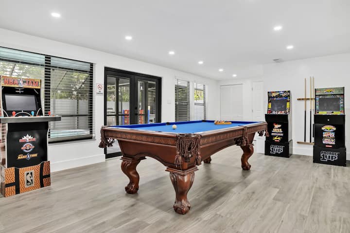 Amazing Pool House: Bbq, Arcades, Golf, Games!" - Miami Gardens, FL