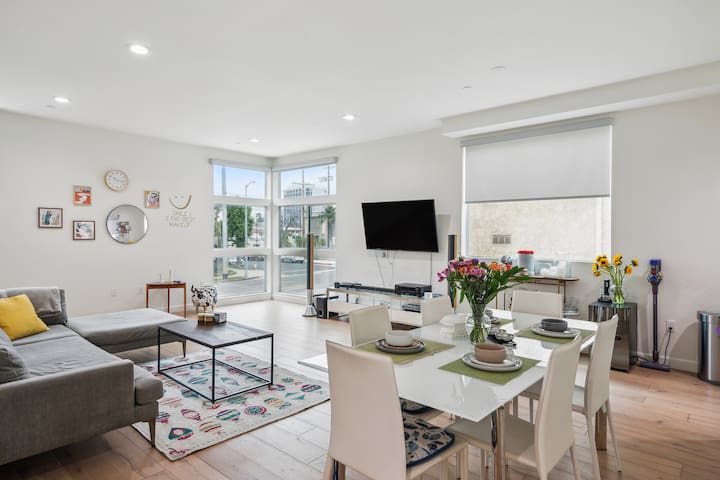 Modern 3B3B Home w/ Rooftop Views & Prime Location