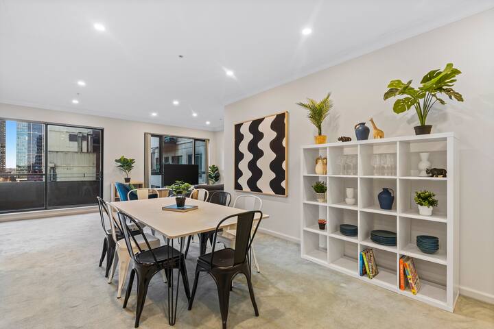 Spacious, Elegant Jewel! 2 Bedrooms, 3 Queen beds gallery image 4