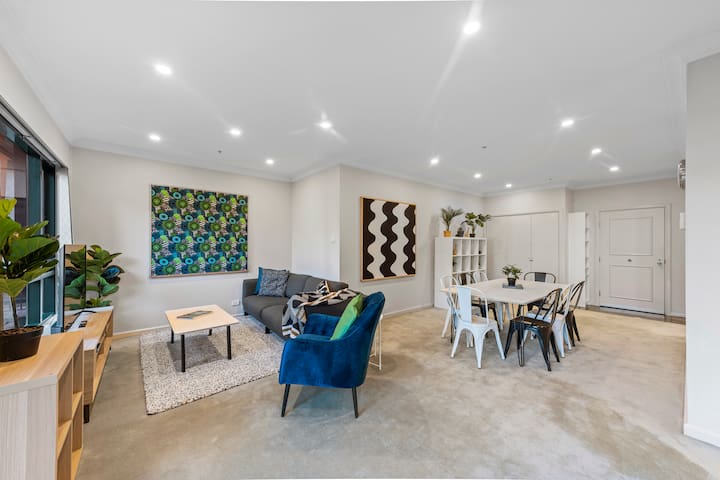 Spacious, Elegant Jewel! 2 Bedrooms, 3 Queen beds