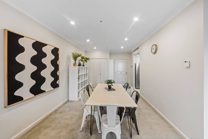 Spacious, Elegant Jewel! 2 Bedrooms, 3 Queen beds gallery image 5