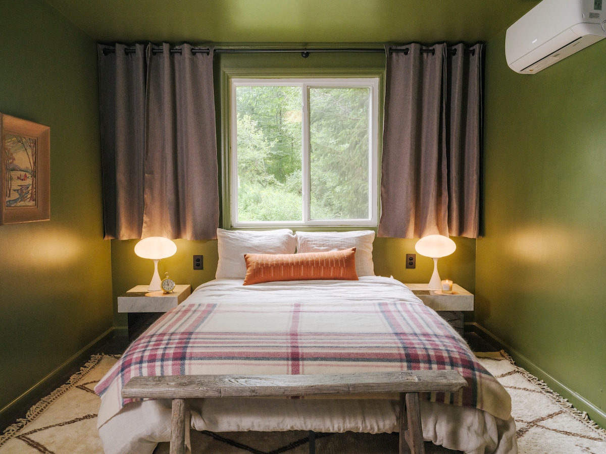 Spálňa č.1 *Dobrodruh*: prvé poschodie, posteľná bielizeň, zelené steny, marocký koberec 