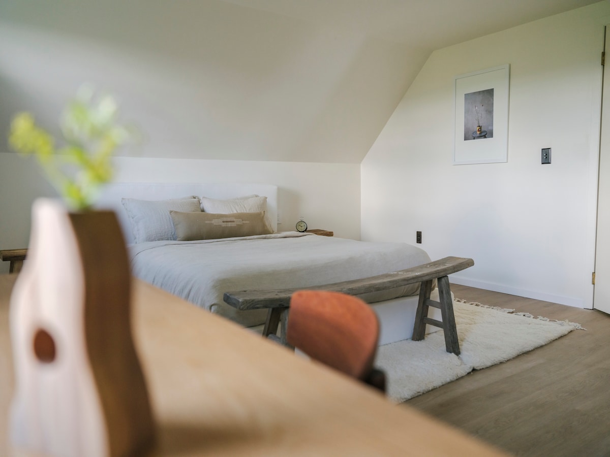 Spálňa č.2 *Botanik*: druhé poschodie, minimálna estetika, vintage nábytok, posteľná bielizeň, marocký koberec