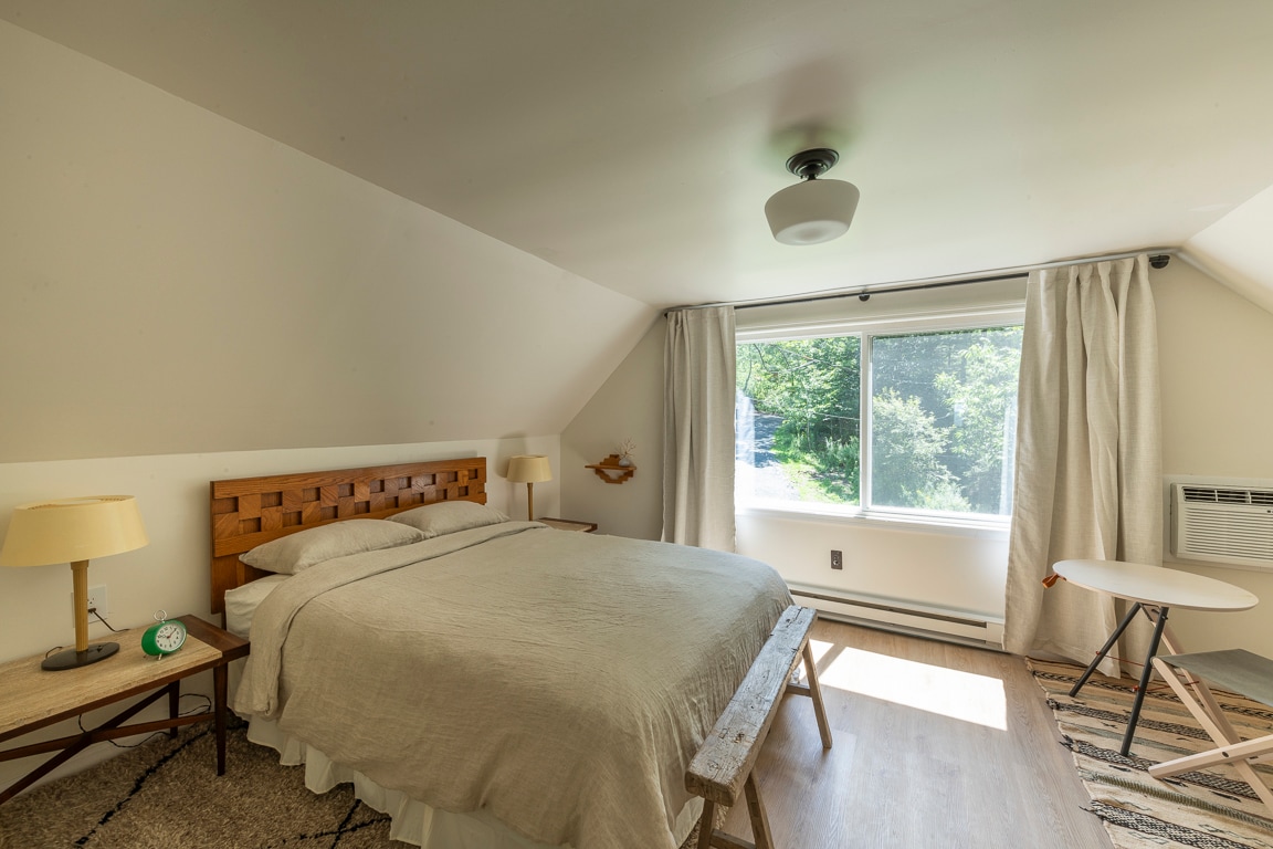 Spálňa č.3 *Dom na strome*: vintage rám postele, marocký koberec, pokojný a svetlý