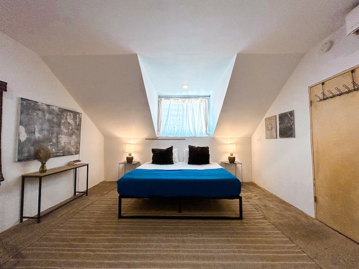 Dhomë gjumi në kate me krevat dopio "king"