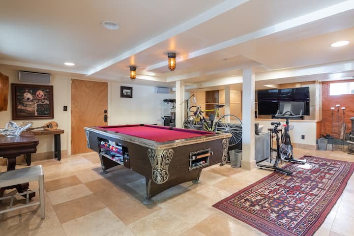Acogedora sala multimedia, perfecta para ver una película o jugar una ronda de piscina y visitar con amigos y familia (el sofá se convierte en una cama)
