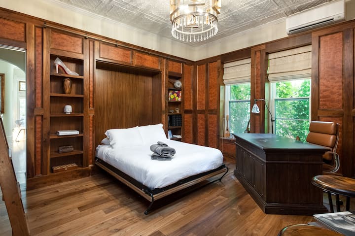 Cama tamaño grande en el piso principal con baño completo cercano (no compartido)