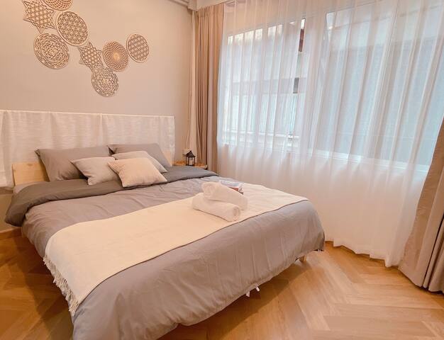 Experienced in town,big group. gallery image 3