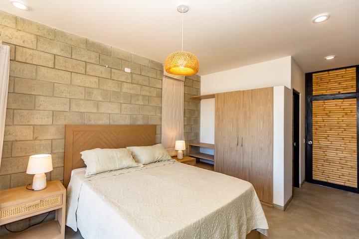 Dormitorio 1, cuenta con una cama Queen size, y una cama auxiliar de 1 plaza, cuenta con baño privado y la terraza con salida a la piscina.
