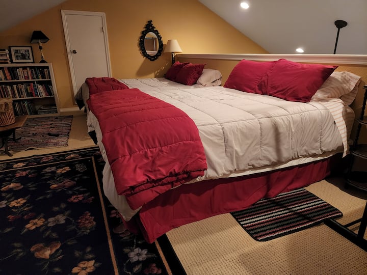 Две двойни легла на горния етаж.  