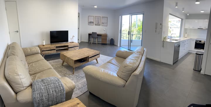 Spacious Apartment, Steps Away From Manly Hub - Brisbane