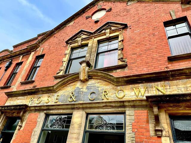 Big flat in lovely Victorian pub
