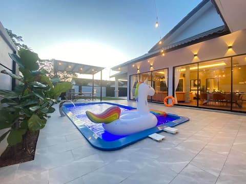 Starlight Villa Mount Austin • Pool • Karaoke