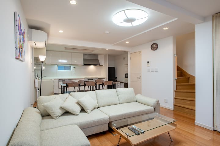 6 minutes on foot from Higashi-Shinjuku